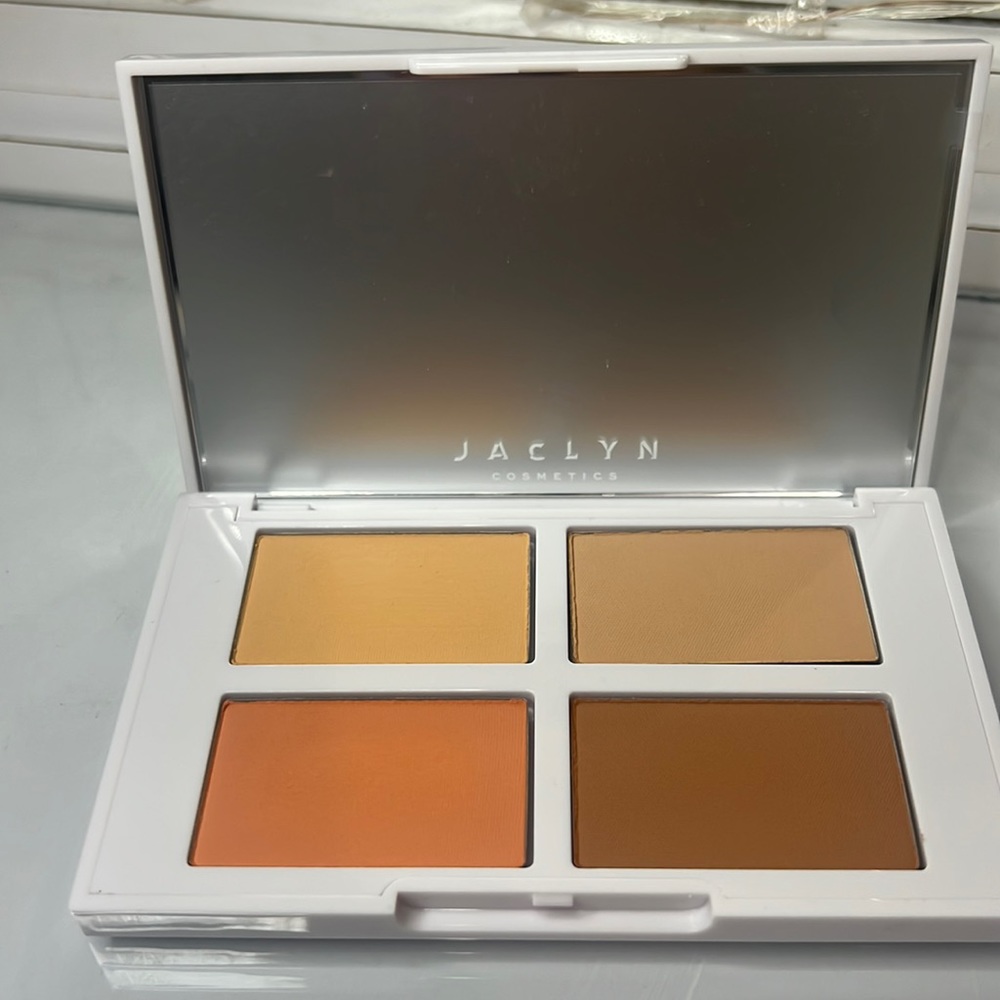 JACLYN COSMETICS
FACE IT ALL BRIGHTENING & SETTING PALETTE